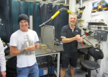 Harvinainen julkinen esiintyminen: Kimi Räikkönen bongattiin valmentamassa nuoria karting-kykyjä Suomessa