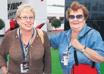 Harvinainen kurkistus kulissien taakse: Kimi Räikkösen äiti Paula ja isoäiti Sirkka nauttivat erityisestä hetkestä autotallissa