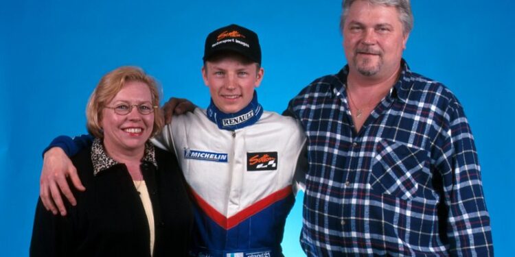 Hän ei koskaan unohtanut, mistä hän tuli: Kuinka Jimi Räikkönen hiljaa antoi takaisin vanhemmilleen, jotka uhrasivat kaiken hänen unelmansa eteen