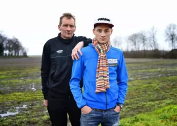 Adrie van der Poel beschrijft hoe veldrijden een “intense” tol eist van zijn zoon Mathieu van der Poel