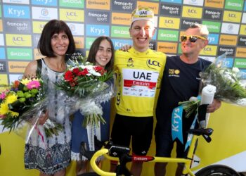 Pogačar oseba: Človeška plat kolesarskega kralja Tour de France Kakšen je v resnici dominantni zmagovalec Toura Tadej Pogačar kot oseba? Družina, soigralci in tekmeci nam pokažejo pravega Pogačarja.