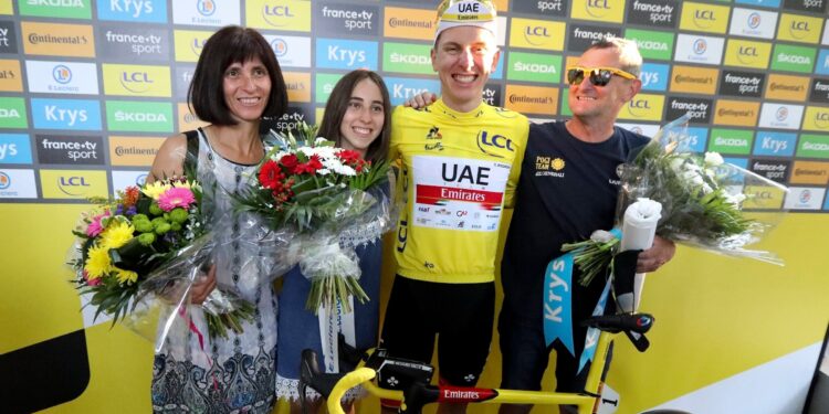 Pogačar oseba: Človeška plat kolesarskega kralja Tour de France Kakšen je v resnici dominantni zmagovalec Toura Tadej Pogačar kot oseba? Družina, soigralci in tekmeci nam pokažejo pravega Pogačarja.