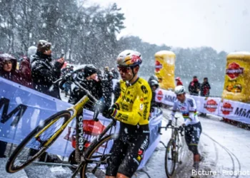 Geweldig!!! Alweer terug op de fiets! Wout van Aert fietst buiten, terwijl gruwelijke Instagramfoto’s de realiteit van zijn seizoen-eindigende enkelblessure onthullen