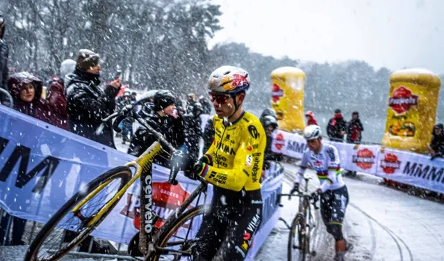 Geweldig!!! Alweer terug op de fiets! Wout van Aert fietst buiten, terwijl gruwelijke Instagramfoto’s de realiteit van zijn seizoen-eindigende enkelblessure onthullen