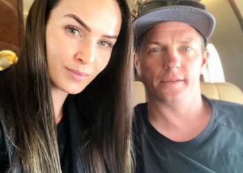 Kimi Räikkönen julkaisi hulvattoman kuvan vaimonsa Mintun kanssa: ”Vein vaimoni lounaalle” – Fanit olivat innoissaan