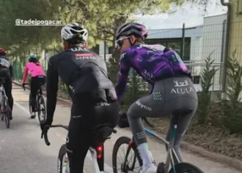 Tadej Pogačar si je v Italiji vzel čas, da se pokloni pokojnemu kolesarju Samuelu Priveteri