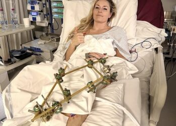 Lindsey Vonn condivide un emozionante aggiornamento dal suo letto d’ospedale dopo che la frattura alla gamba ha infranto il suo sogno di partecipare alle Olimpiadi invernali