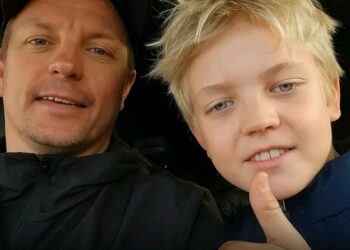 Kaukana Formula 1:n jylisevistä moottoreista ja kiihkeistä kilpailuista, Kimi Räikkönen on löytänyt rauhan yksinkertaisimmista iloista – viettämällä laatuaikaa poikansa kanssa