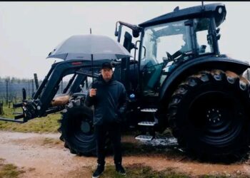 ”Tiedän mitä teen!” — Kimi Räikkönen vaihtaa F1:n maatalouteen, kun Valtra luovuttaa hänelle järkyttyneenä tehokkaan uuden G-sarjan traktorin Suomesta maatilalle!