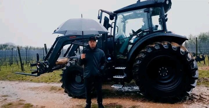 ”Tiedän mitä teen!” — Kimi Räikkönen vaihtaa F1:n maatalouteen, kun Valtra luovuttaa hänelle järkyttyneenä tehokkaan uuden G-sarjan traktorin Suomesta maatilalle!