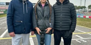 ONNEKKAINSIN ELÄVÄ FANI? @bogibarnan epätodellinen hetki Kimi Räikkösen ja Mika Häkkisen kanssa on saanut F1-fanit hulluiksi!