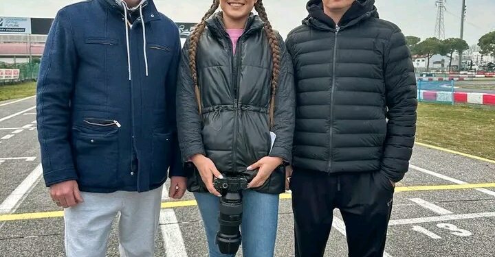 ONNEKKAINSIN ELÄVÄ FANI? @bogibarnan epätodellinen hetki Kimi Räikkösen ja Mika Häkkisen kanssa on saanut F1-fanit hulluiksi!