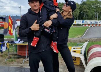 Harvinainen perhehetki Kimi Räikkösen, Robinin ja hänen äitinsä välillä sulattaa hiljaa sydämiä