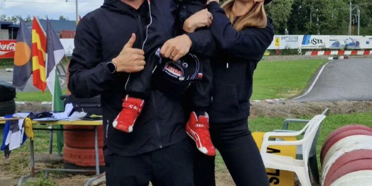 Harvinainen perhehetki Kimi Räikkösen, Robinin ja hänen äitinsä välillä sulattaa hiljaa sydämiä