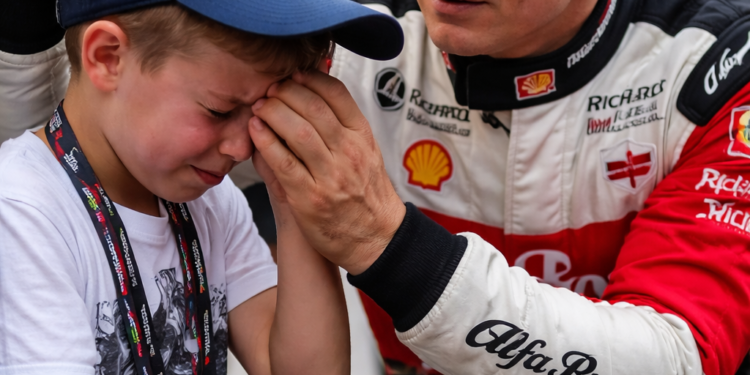 Unohdettu kolmen minuutin hetki Kimi Räikkösen ja itkevän lapsen välillä leviää yhtäkkiä viraaliksi kaikista oikeista syistä