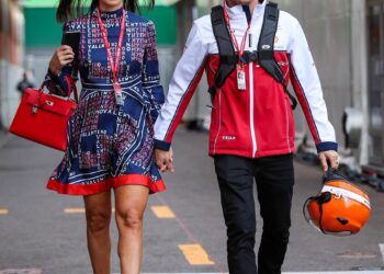 “Olen iloinen, etten enää joudu jatkuvasti huolehtimaan hänen turvallisuudestaan… Mutta tunnen, että minä ja äiti vaikutimme hänen varhaiseen lopettamiseensa F1:ssä” – Minttu Räikkönen on surullinen. Kimin päätös lopettaa ura oli enimmäkseen hänen syytään.