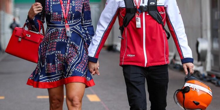 “Olen iloinen, etten enää joudu jatkuvasti huolehtimaan hänen turvallisuudestaan… Mutta tunnen, että minä ja äiti vaikutimme hänen varhaiseen lopettamiseensa F1:ssä” – Minttu Räikkönen on surullinen. Kimin päätös lopettaa ura oli enimmäkseen hänen syytään.