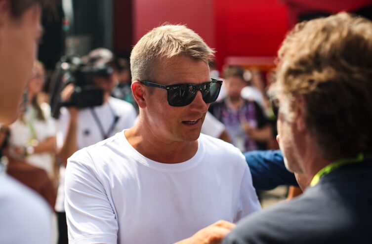 Kimi Räikkösen yksinkertainen ele pienellä lentokentällä on saanut fanit ympäri maailmaa kyyneliin