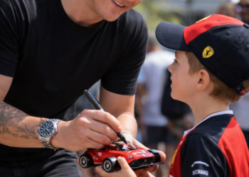 Kimi Räikkönen jatkaa sydämien valloittamista paitsi radalla lahjakkuudellaan, myös hetkillä, jotka paljastavat hänen todellisen persoonallisuutensa kilpa-ajon ulkopuolella