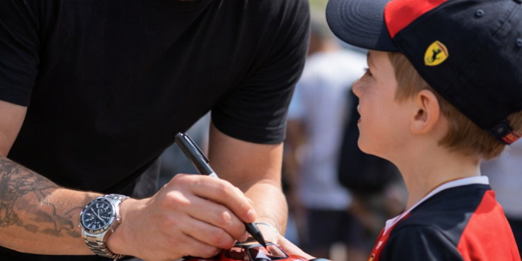 Kimi Räikkönen jatkaa sydämien valloittamista paitsi radalla lahjakkuudellaan, myös hetkillä, jotka paljastavat hänen todellisen persoonallisuutensa kilpa-ajon ulkopuolella