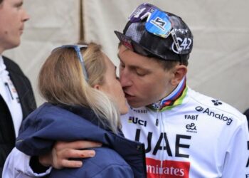 »Nikoli ga nisi zapustil/a«: Urška Žigart deli čustven poklon navijačem po zmagoslavni zmagi Tadeja Pogačarja na dirki Milano-Sanremo včeraj po njegovem padcu