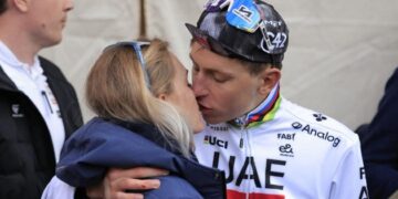 »Nikoli ga nisi zapustil/a«: Urška Žigart deli čustven poklon navijačem po zmagoslavni zmagi Tadeja Pogačarja na dirki Milano-Sanremo včeraj po njegovem padcu