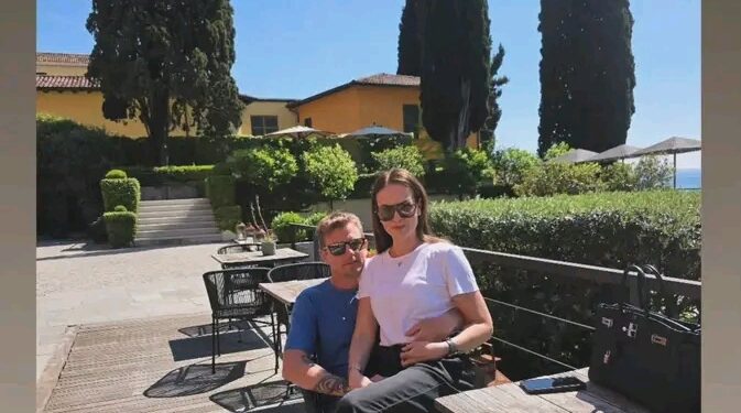 YKSINOMAISESTI SISÄPIIRITIETEELLÄ: Kimi Räikkönen ja Minttu Räikkönen ovat julkaisseet “kaksospommin” – esittelevät kaksostensa ultraäänitutkimusten tulokset