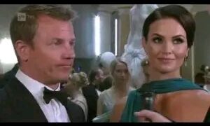 ERITYINEN HETKI: Eilen illalla Kimi Räikkönen piti liikuttavan kunnianosoituksen vaimolleen Mintulle, joka seurasi yleisöstä