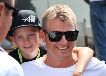Jäämiehestä mentoriksi: Kimi Räikkönen avautuu Robinin kilpa-uran ohjaamisesta – ”Hänen on löydettävä oma tiensä”