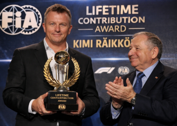Kimi Räikkönen tekee historiaa ensimmäisenä suomalaisena kilpa-autolegendana, joka on palkittu FIA:n/Motorsportin elämäntyöpalkinnolla