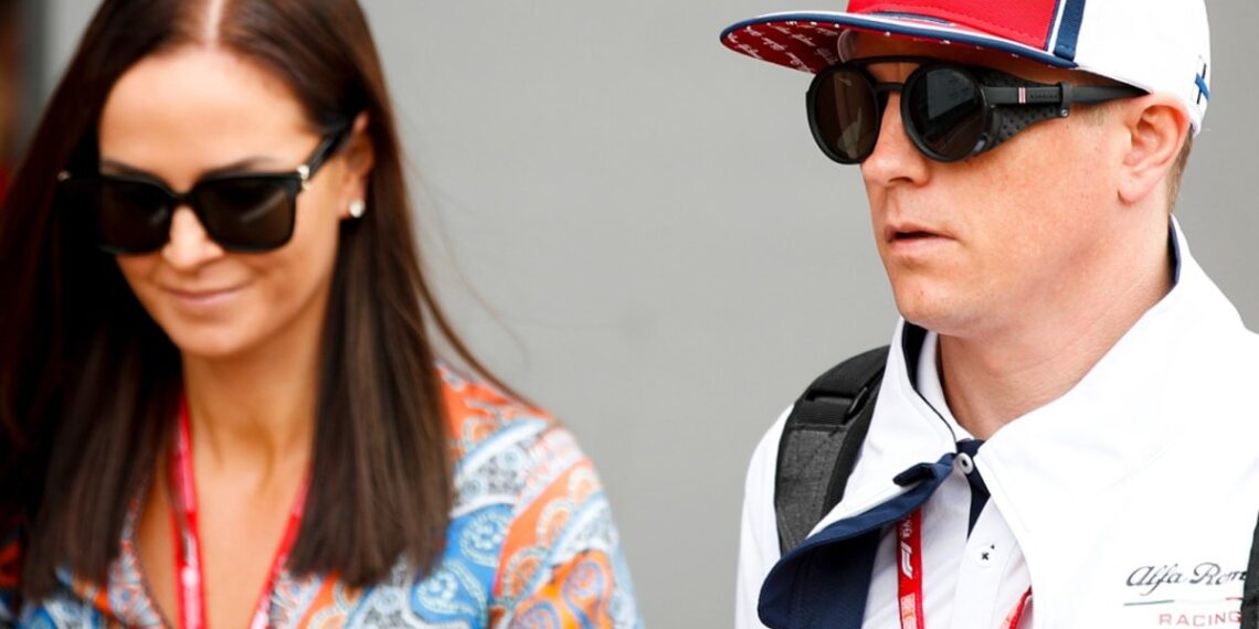 Vau, kuumuus on täällä, jopa jäämies sulaa nyt: Kimi ja Minttu Räikkönen kuvattiin suutelemassa intohimoisesti varikkoalueen keskellä – Katso!