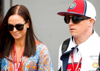 Vau, kuumuus on täällä, jopa jäämies sulaa nyt: Kimi ja Minttu Räikkönen kuvattiin suutelemassa intohimoisesti varikkoalueen keskellä – Katso!