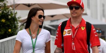 Turvamiehet astuivat esiin pysäyttääkseen miehen, mutta Kimi Räikkönen nosti rauhallisesti kätensä ja sanoi: “Anna hänen tulla lähemmäs.”  Jääkylmä sydän…