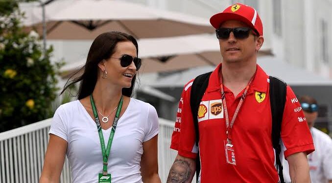 Turvamiehet astuivat esiin pysäyttääkseen miehen, mutta Kimi Räikkönen nosti rauhallisesti kätensä ja sanoi: “Anna hänen tulla lähemmäs.”  Jääkylmä sydän…