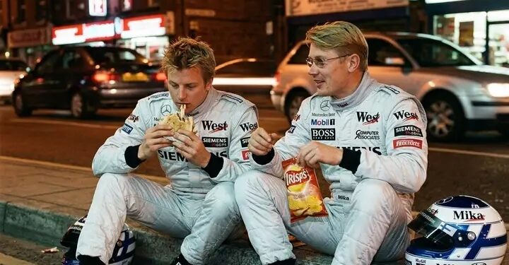 🌙 ”Keskiyön varikkopysähdys: Ei palkintokorokkeille, vain kebabeja” — Kimi Räikkönen ja Mika Häkkinen bongattu täydessä kilpa-asussa nauttimassa myöhäisillan katuruoasta Lontoon jalkakäytävällä, tarjoten huippuluokan ”jäämies”-energiaa harvinaisessa ja hulvattomassa kurkistuksessa F1-legendoihin vapaa-ajallaan.