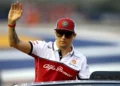 ”Luulin heidän unohtaneen minut” – Eläkkeellä oleva Kimi Räikkönen on sanaton tuhansien fanien järjestettyä yllätyskunnianosoituksen vuosia hänen viimeisen Formula 1 -kilpailunsa jälkeen
