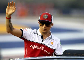 ”Luulin heidän unohtaneen minut” – Eläkkeellä oleva Kimi Räikkönen on sanaton tuhansien fanien järjestettyä yllätyskunnianosoituksen vuosia hänen viimeisen Formula 1 -kilpailunsa jälkeen