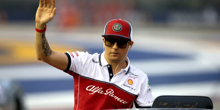 ”Luulin heidän unohtaneen minut” – Eläkkeellä oleva Kimi Räikkönen on sanaton tuhansien fanien järjestettyä yllätyskunnianosoituksen vuosia hänen viimeisen Formula 1 -kilpailunsa jälkeen