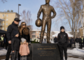 🚨 Kilpa-autoista unelmoinut poika on nyt valettu pronssiin: Kimi Räikkönen saa kotikaupunkinsa suurimman kunnianosoituksen