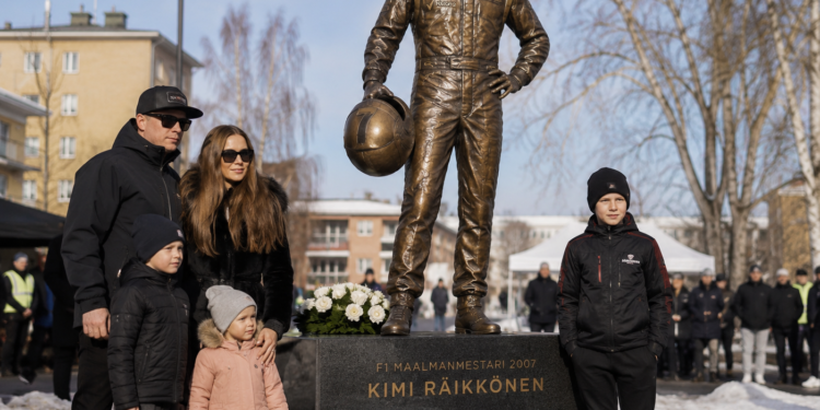 🚨 Kilpa-autoista unelmoinut poika on nyt valettu pronssiin: Kimi Räikkönen saa kotikaupunkinsa suurimman kunnianosoituksen