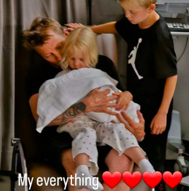 Kimi Räikkönen rikkoo hahmonsa tunteita herättävässä sairaalakuvassa, joka jakaa fanien mielipiteet