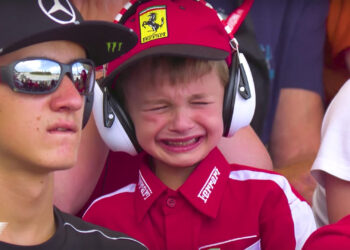Breaking: Kimi Räikkönen ja Minttu Virtanen adoptoivat hiljaa “pienen itkevän Kimin fanin” viraalivideolta vuosia sitten