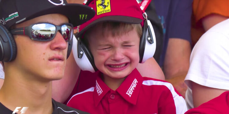 Breaking: Kimi Räikkönen ja Minttu Virtanen adoptoivat hiljaa “pienen itkevän Kimin fanin” viraalivideolta vuosia sitten
