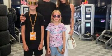 Kimi Räikkönen, Minttu ja poika Robin yllätysesiintymiset suomalaisessa hyväntekeväisyyskarting-tapahtumassa tunteja Red Bullin allekirjoittamisen jälkeen