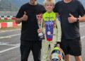 Omena ei putoa kauas puusta: Nuori Robin āAceā RƤikkƶnen juhlii jƤlleen karting-voittoa isƤnsƤ Kimi RƤikkƶsen seuratessa vierestƤ