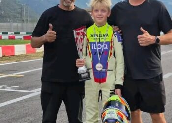 Omena ei putoa kauas puusta: Nuori Robin ”Ace” Räikkönen juhlii jälleen karting-voittoa isänsä Kimi Räikkösen seuratessa vierestä