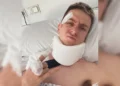 Ravnokar v – „Stayin’ Alive“: Tadej Pogačar pošilja močno sporočilo z bolniške postelje v Barceloni po uspešni operaciji — a vprašanja o njegovem padcu na Vuelti in vrnitvi leta 2026 ne minejo