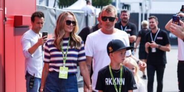 Iceman vastaan ​​Ace: Kimi Räikkönen oli lähellä hävitä pojalleen Robinille isän ja pojan välisessä harjoitusmittelössä Red Bull Junior -ohjelman käynnistyessä