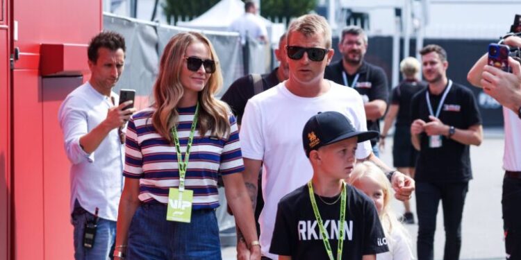 Iceman vastaan Ace: Kimi Räikkönen oli lähellä hävitä pojalleen Robinille isän ja pojan välisessä harjoitusmittelössä Red Bull Junior -ohjelman käynnistyessä