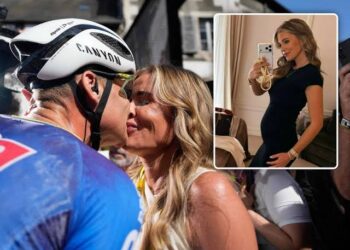 🔥😱 Mathieu van der Poel en Roxanne Bertels hebben zojuist de naam van hun aanstaande dochter onthuld! De naam is zo verrassend dat er een verhit debat op sociale media is ontstaan; fans raken er niet over uitgepraat en vragen zich af welke betekenis er achter deze unieke naam schuilgaat. 👇👇